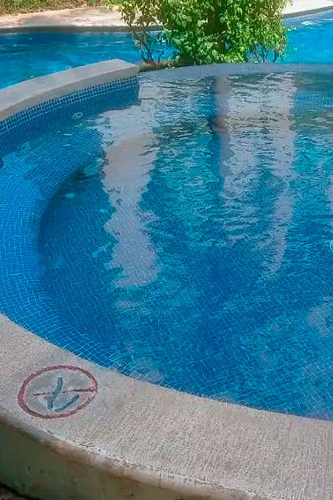 Jacuzzi de hotel con calefacción solar utilizando paneles de polipropileno