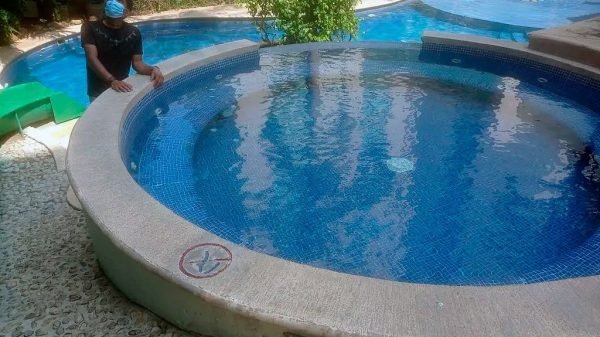 Jacuzzi de hotel con calefacción solar utilizando paneles de polipropileno